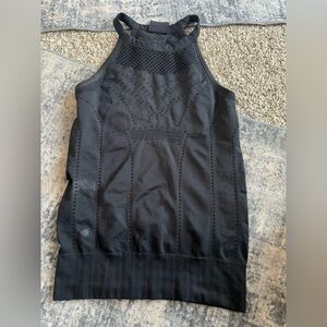 Athleta Woman’s Cut-Out fitted top In Sz M
Looks great on Fitted